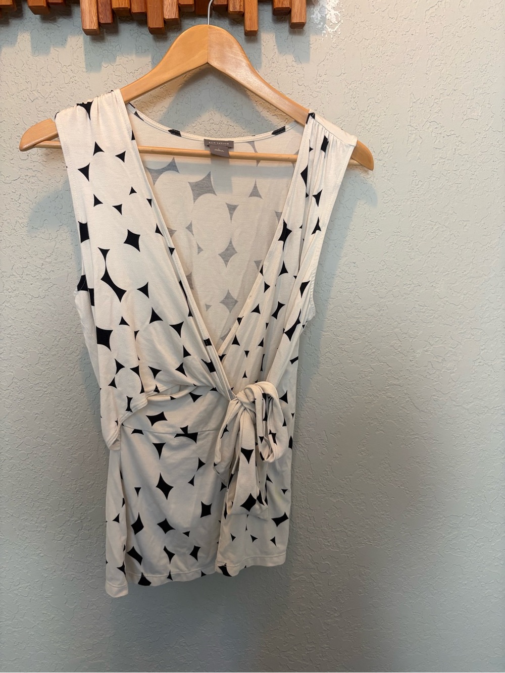 Ann Taylor Sleeveless Wrap Side Tie Top Ivory Black Geometric Print Large